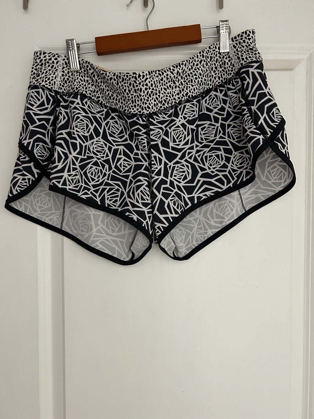 Lululemon Speed Up Shorts Posey Black White Mosaic size 10